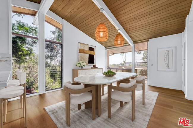 3623 Serra Rd in Malibu, CA - Building Photo - Building Photo