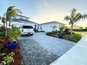 11460 SW Pietra Wy in Port St. Lucie, FL - Foto de edificio - Building Photo