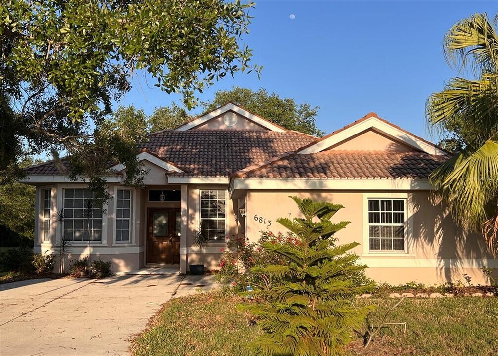 6813 Winslow St in Sarasota, FL - Building Photo