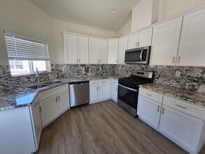 8606 Grandy St in Bakersfield, CA - Building Photo - Building Photo