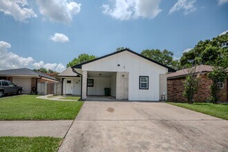 4606 Meadowood Dr in Baytown, TX - Building Photo - Building Photo