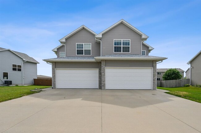 77 N Park Ridge Rd in North Liberty, IA - Building Photo - Building Photo