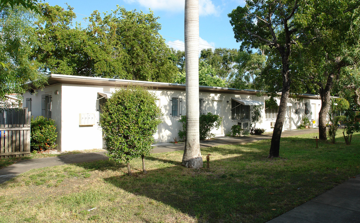 401-407 SE 14th Ct in Fort Lauderdale, FL - Building Photo