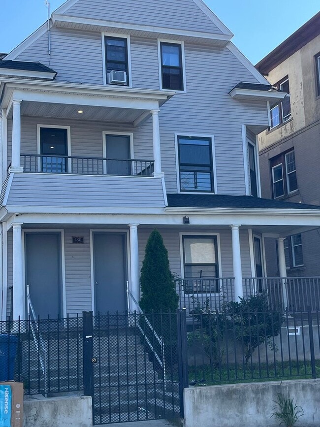 180 Willow St in Waterbury, CT - Building Photo - Building Photo