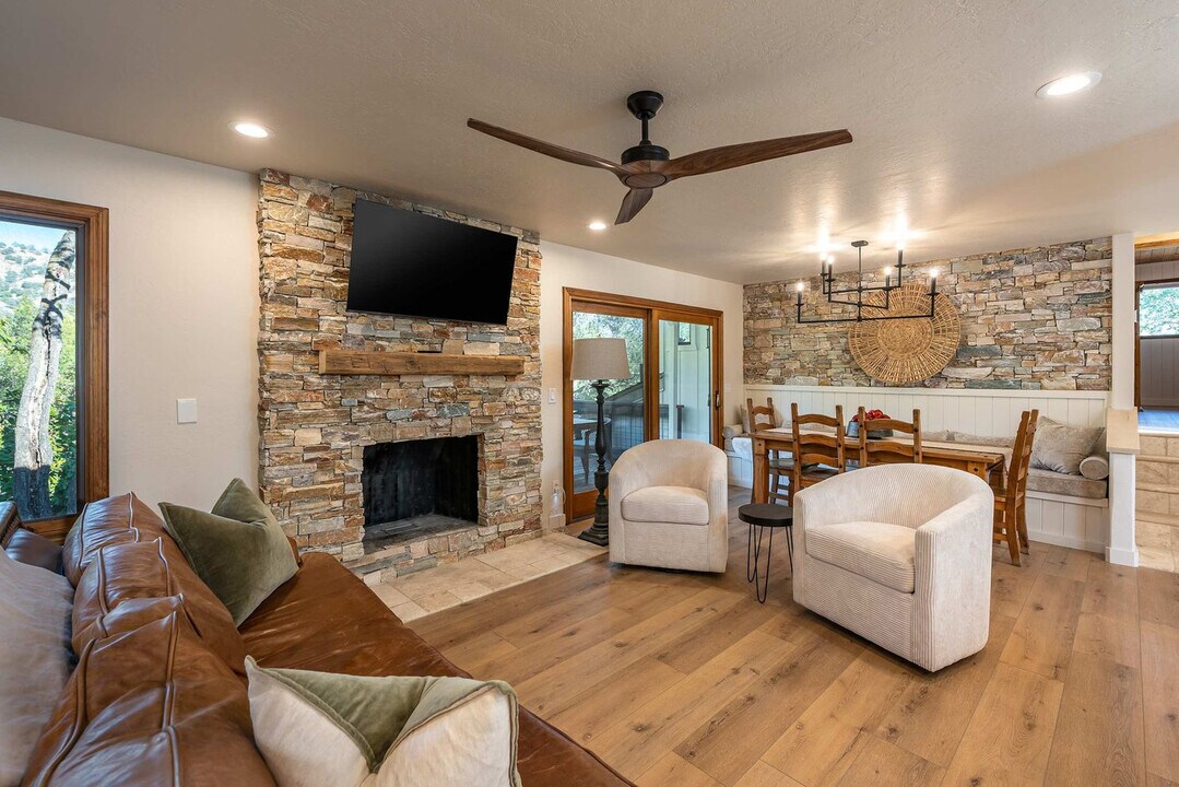 43620 Washburn Dr in Three Rivers, CA - Building Photo