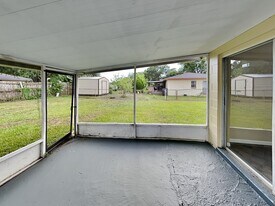 8511 Fish Lake Rd in Tampa, FL - Building Photo