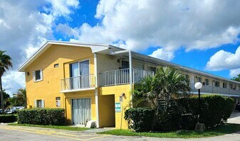1501 Crescent Cir, Unit E47 in West Palm Beach, FL - Building Photo