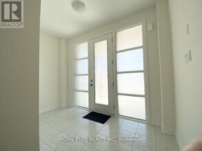 10 Upbound Ct in East Gwillimbury, ON - Building Photo - Building Photo