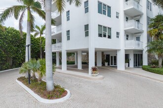 Island House Apartments in Key Biscayne, FL - Building Photo - Building Photo