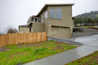5235 Hoyal Dr in Santa Rosa, CA - Foto de edificio - Building Photo