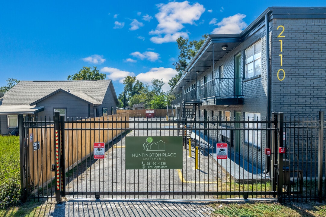 Huntington Place in Houston, TX - Building Photo