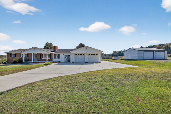 1580 N Honeycutt St in Benson, NC - Foto de edificio - Building Photo