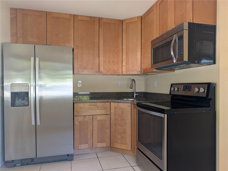 300 SW 20th St in Fort Lauderdale, FL - Building Photo