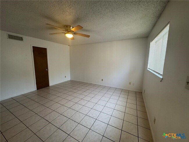 309 E Walnut St in Seguin, TX - Building Photo - Building Photo