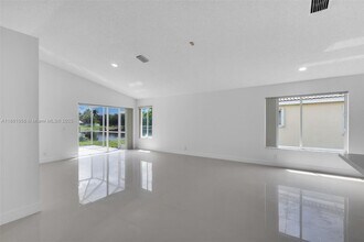 4366 Mahogany Ridge Dr in Weston, FL - Building Photo - Building Photo