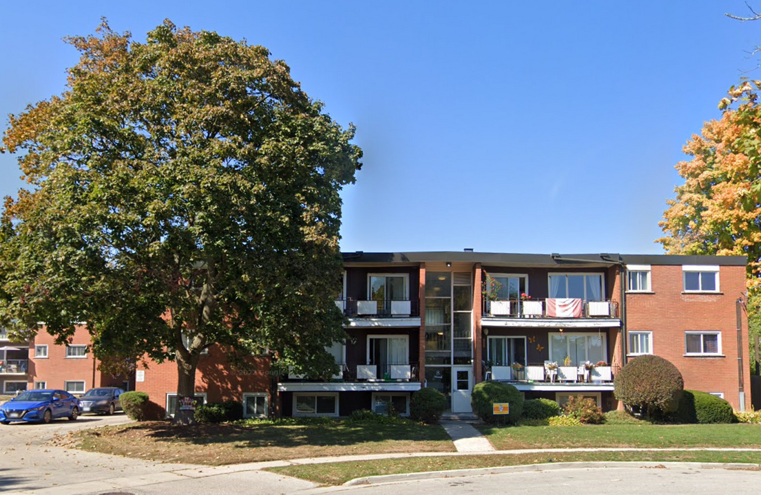 8 Normandy Dr in Guelph, ON - Building Photo