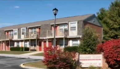 Shepherd's Glen in Shepherdstown, WV - Building Photo