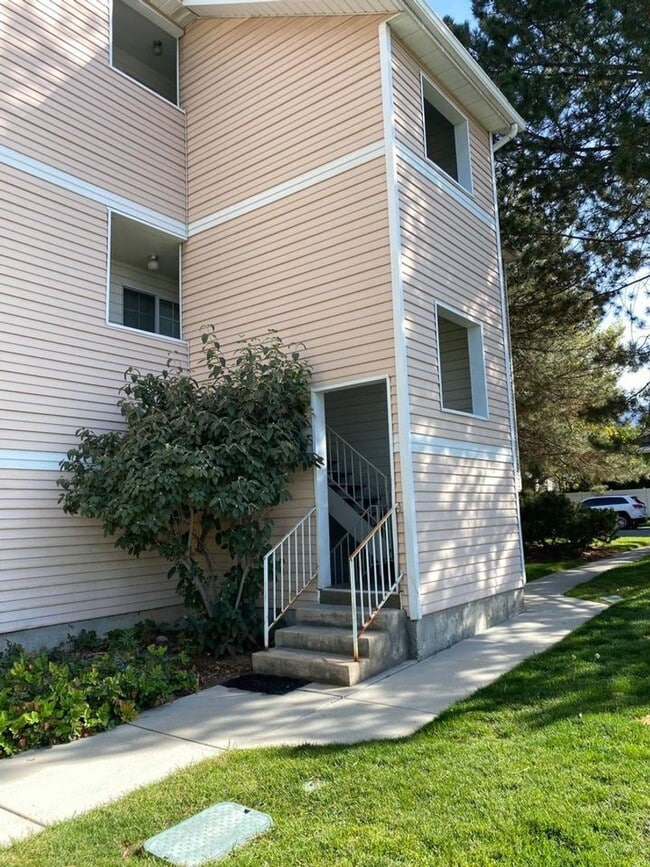 9130 S Scirlein Dr in Sandy, UT - Building Photo - Building Photo