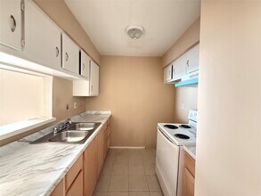 7200 Clarewood Dr in Houston, TX - Building Photo - Building Photo