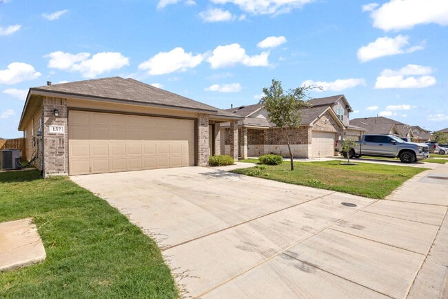 137 Legendary Trl Lp in Floresville, TX - Building Photo - Building Photo