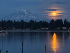 9402 Veterans Dr SW in Lakewood, WA - Building Photo