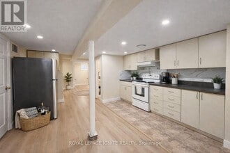 62 Billingsgate Crescent in Ajax, ON - Building Photo - Building Photo