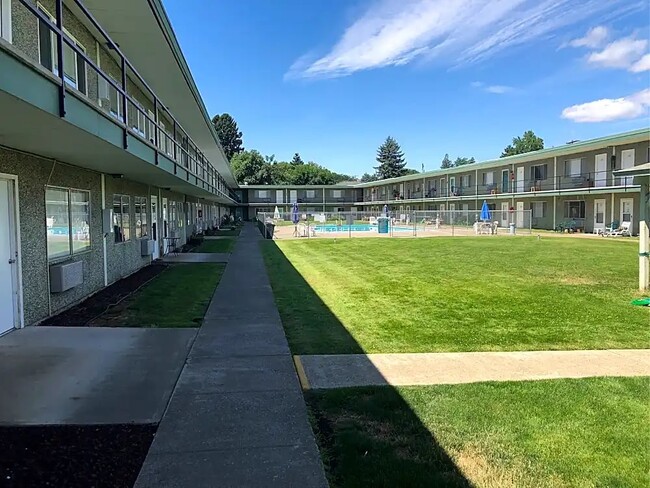 Starliter Apartments in Yakima, WA - Foto de edificio - Building Photo