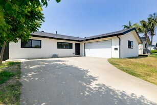 1615 Halo St in San Diego, CA - Building Photo