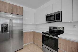 3504 W 94th St in Hialeah, FL - Building Photo - Building Photo