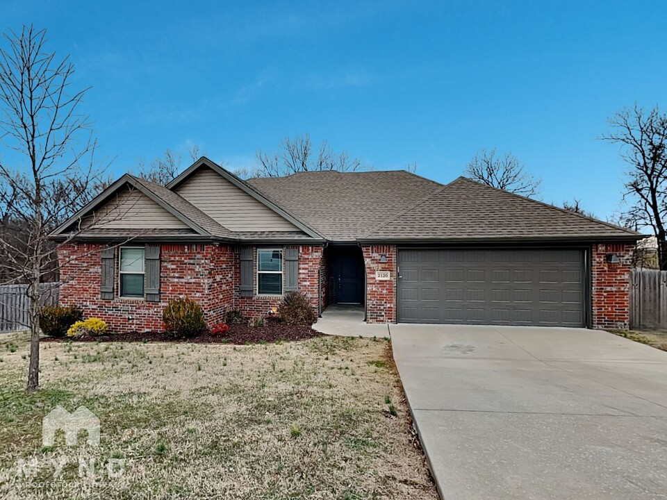 2120 Hunter Dr in Pea Ridge, AR - Building Photo