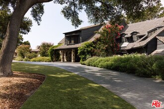 3100 Mandeville Canyon Rd in Los Angeles, CA - Building Photo - Building Photo