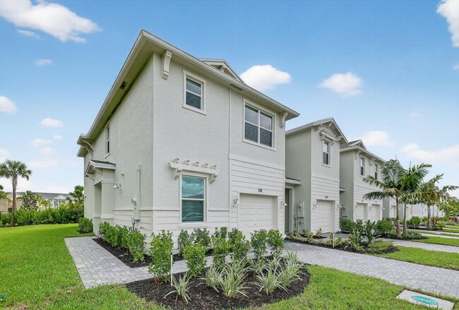 301 SE Crossoak Ln in Port St. Lucie, FL - Building Photo - Building Photo