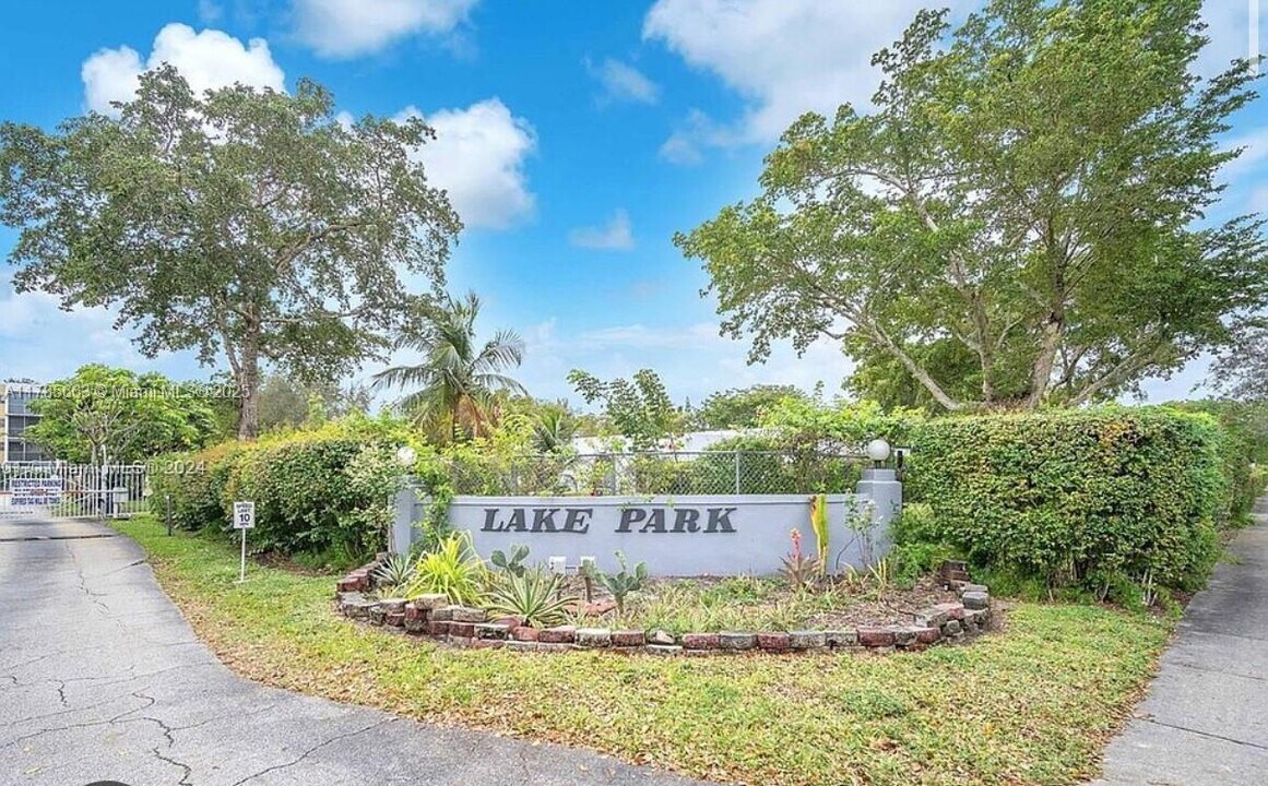 952 NE 199th St in Miami, FL - Building Photo