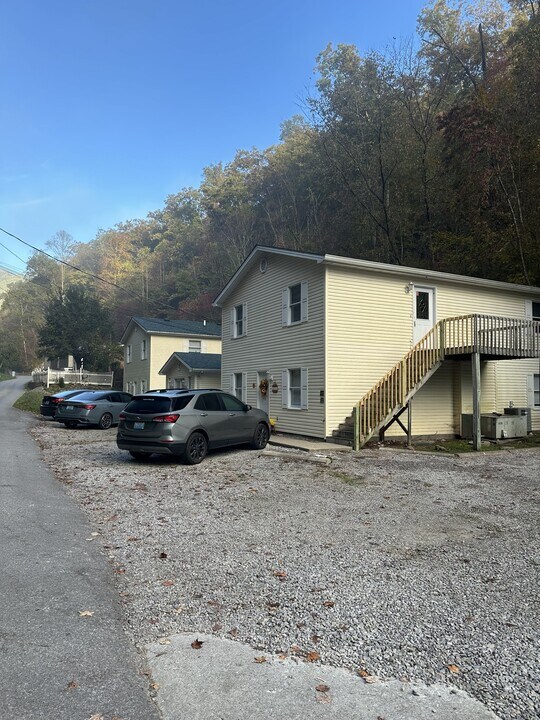 138 Taylor Rd, Unit 1 in Pikeville, KY - Building Photo