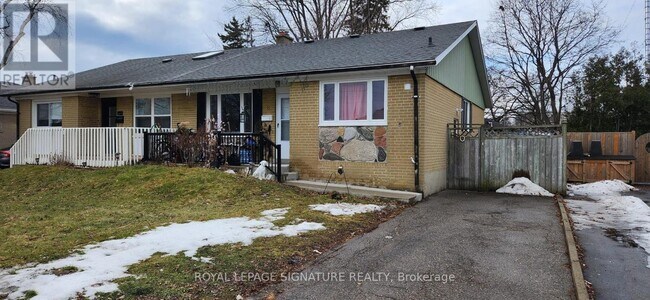 8 Thorncroft Crescent in Ajax, ON - Building Photo - Building Photo