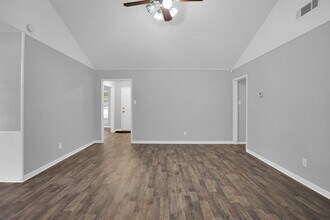 9611 Huntington Hill Dr in Houston, TX - Foto de edificio - Building Photo