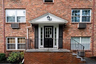 12 Colonial Village Dr in Arlington, MA - Building Photo