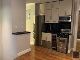 East 1st Street, Unit 3R in New York, NY - Building Photo