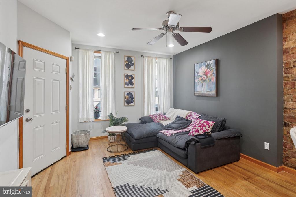 1522 Brown St in Philadelphia, PA - Building Photo