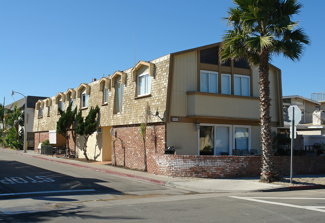 4901 River Ave in Newport Beach, CA - Building Photo