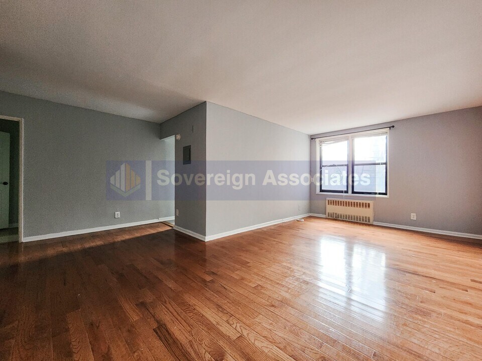 525-527 Riverdale Ave, Unit 2F in Yonkers, NY - Building Photo