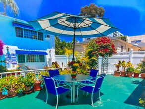 8576 Holloway Dr in West Hollywood, CA - Foto de edificio - Building Photo