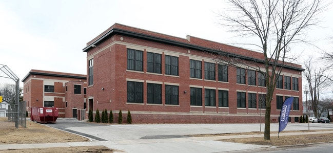 Washington School Apartments in Sheboygan, WI - Foto de edificio - Building Photo