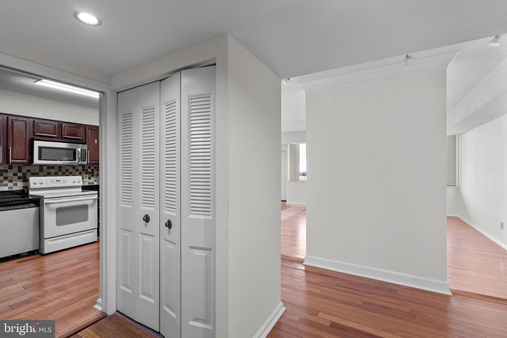 3713 S George Mason Dr in Falls Church, VA - Foto de edificio