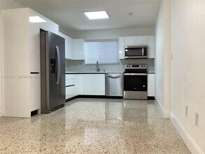 7435 SW 23rd St in Miami, FL - Building Photo - Building Photo