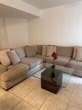 11603 NW 89th St in Doral, FL - Foto de edificio - Building Photo