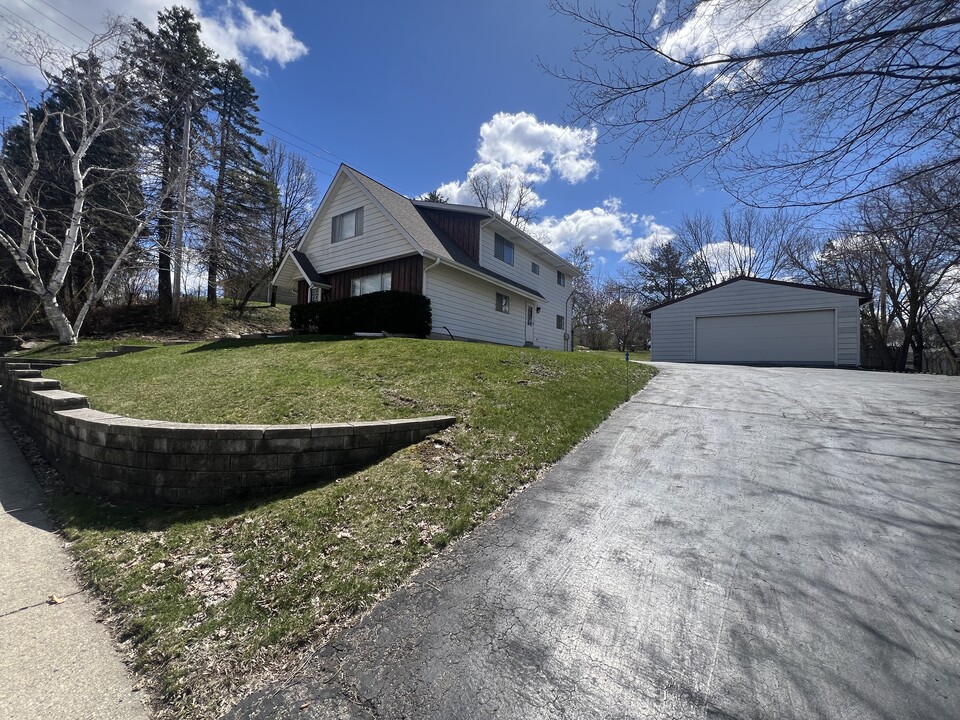 221 W Sunset Dr in Waukesha, WI - Building Photo