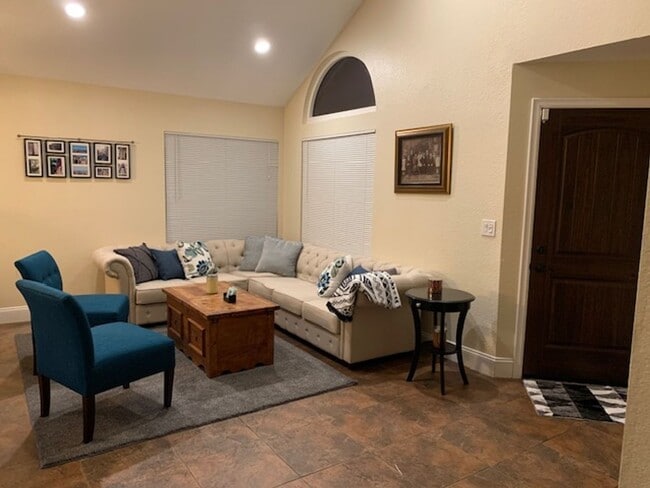 1006 Stickney Cir in Redlands, CA - Building Photo - Building Photo