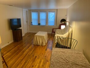 2157 W Fletcher St, Unit garden in Chicago, IL - Building Photo - Building Photo