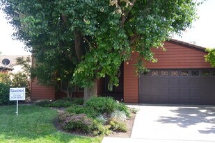 1933 S Royal Oaks Dr in Visalia, CA - Building Photo